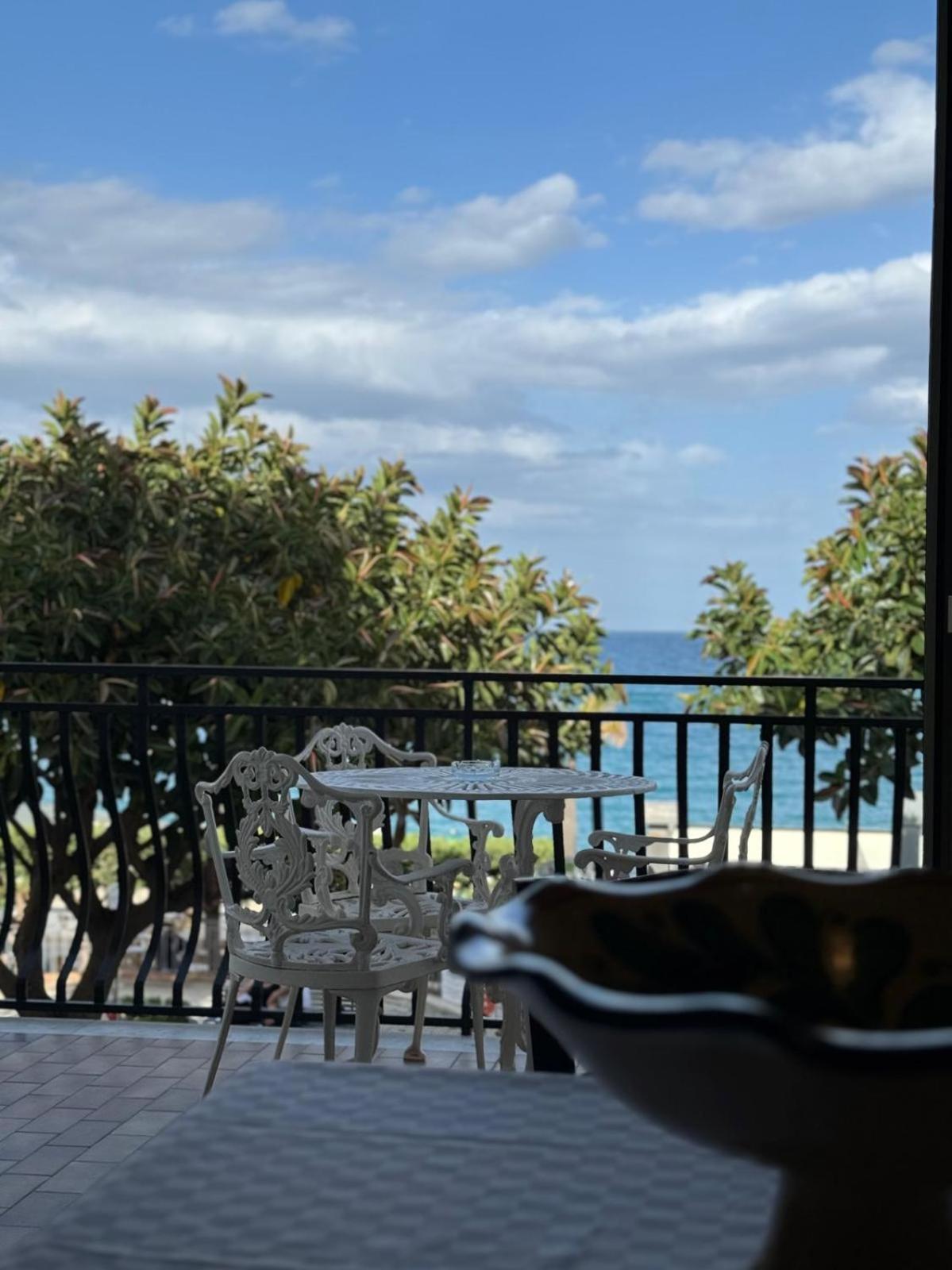 Case Vacanze Di Isabella Stoia Giardini Naxos Bagian luar foto