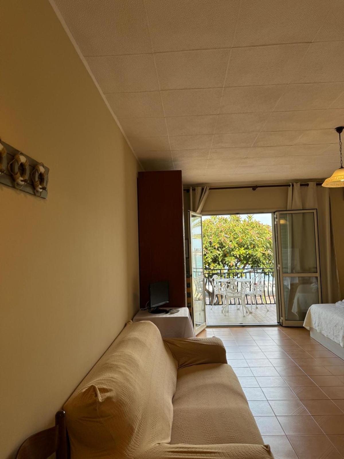 Case Vacanze Di Isabella Stoia Giardini Naxos Bagian luar foto