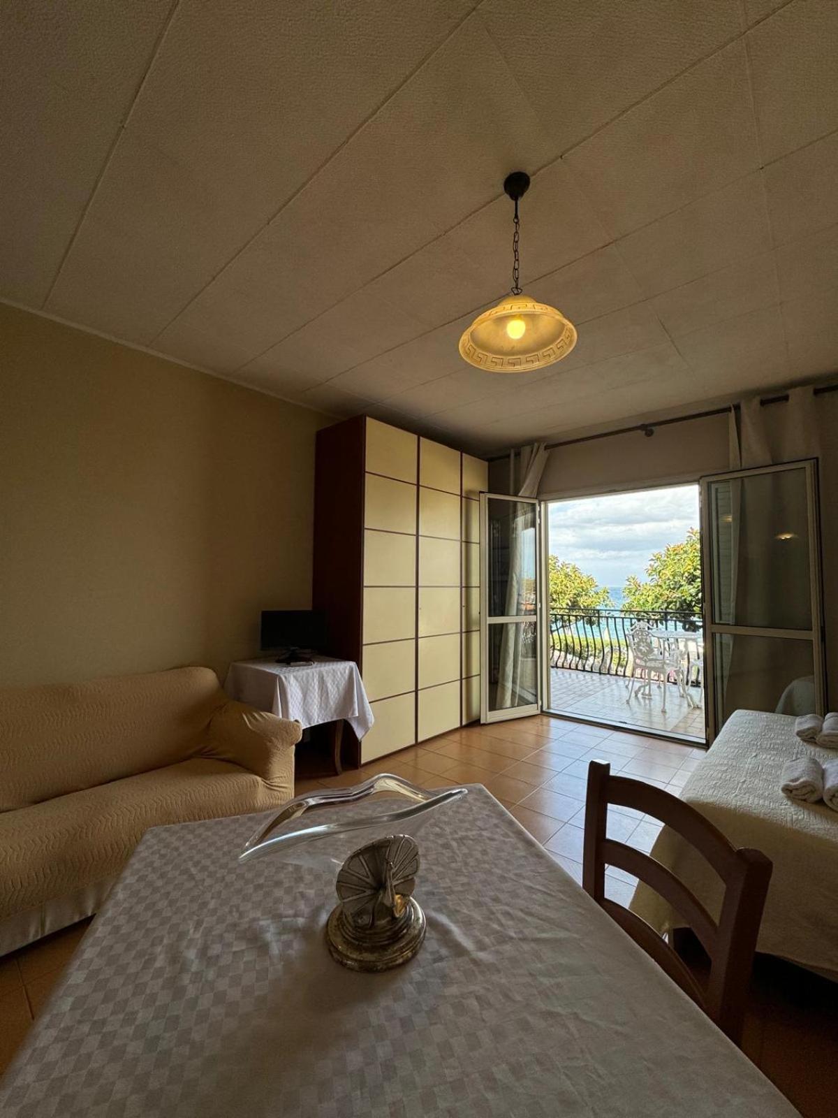 Case Vacanze Di Isabella Stoia Giardini Naxos Bagian luar foto