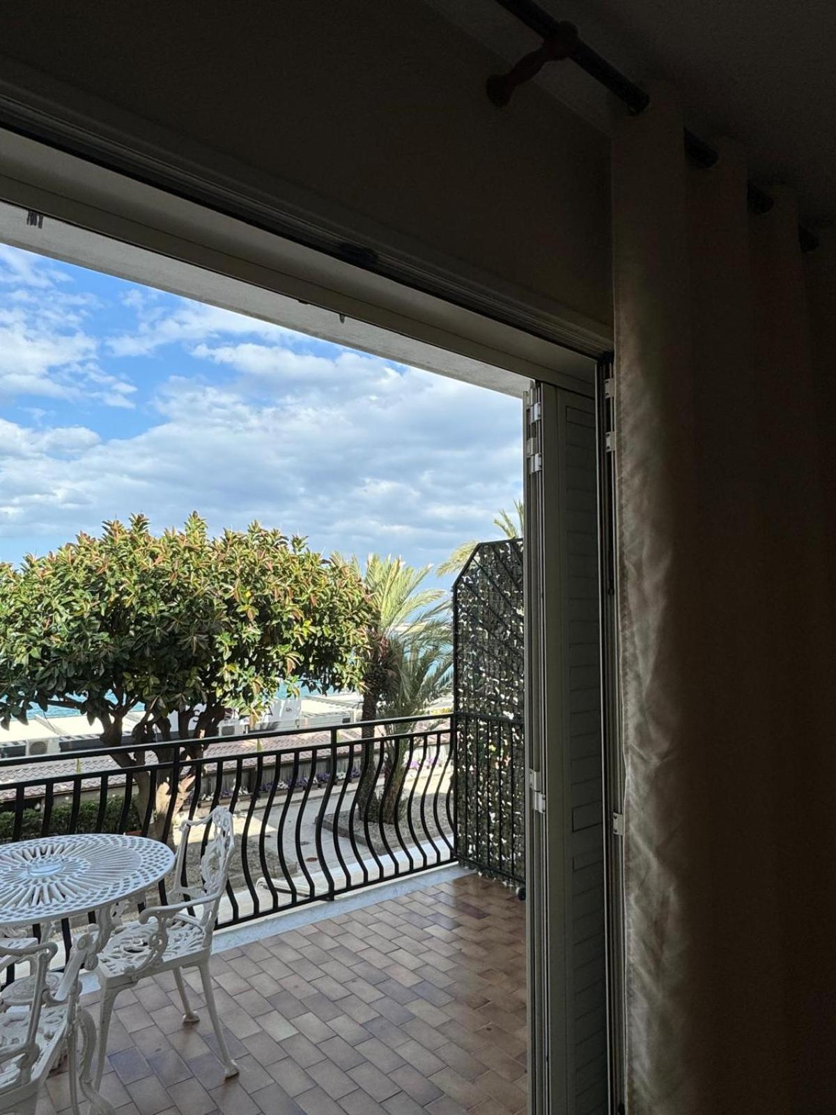 Case Vacanze Di Isabella Stoia Giardini Naxos Bagian luar foto