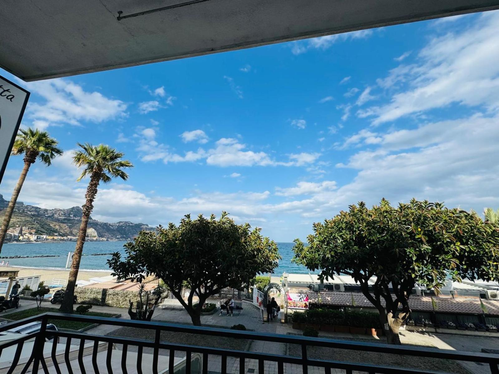 Case Vacanze Di Isabella Stoia Giardini Naxos Bagian luar foto