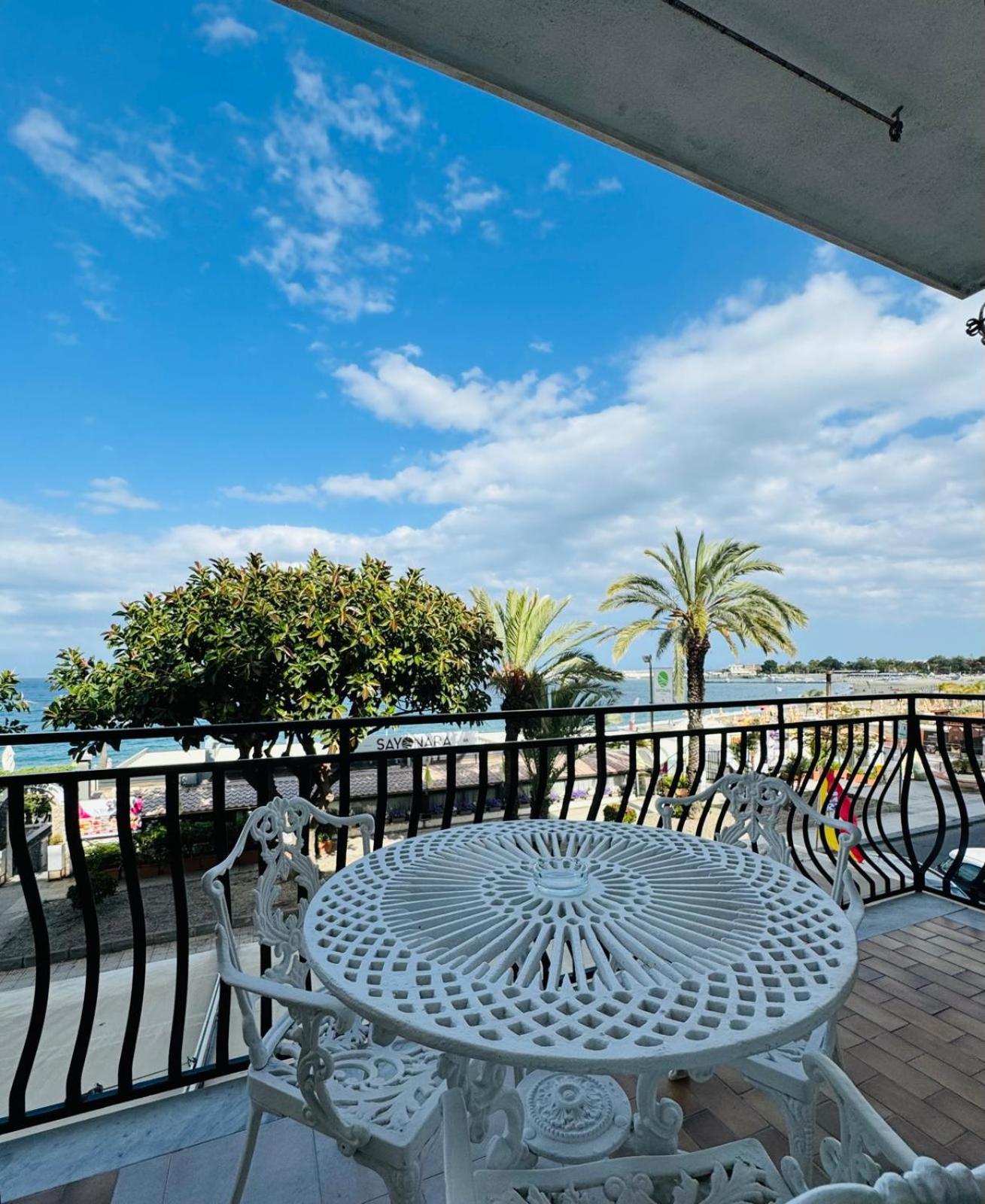 Case Vacanze Di Isabella Stoia Giardini Naxos Bagian luar foto